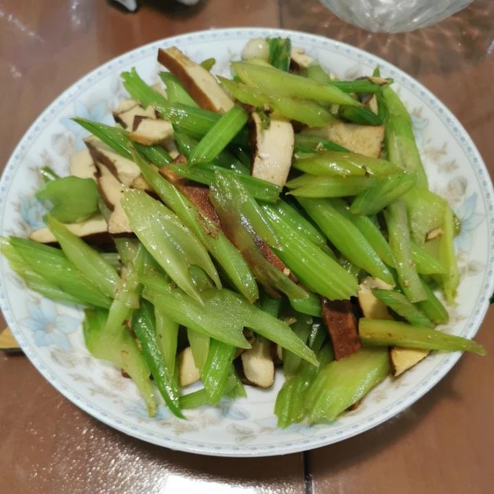 午餐晚餐简单快手下饭菜芹菜炒香干