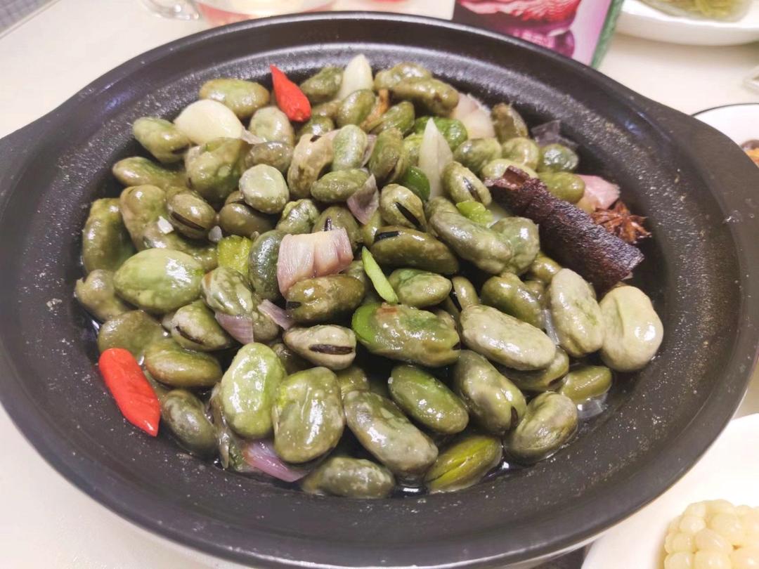 香喷喷的砂锅蚕豆煲