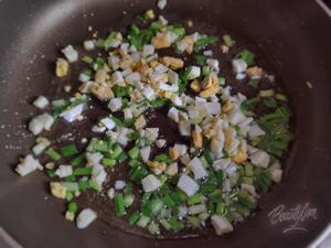 广式紫菜碎蛋粒酱油葱炒龙须面的做法 步骤1
