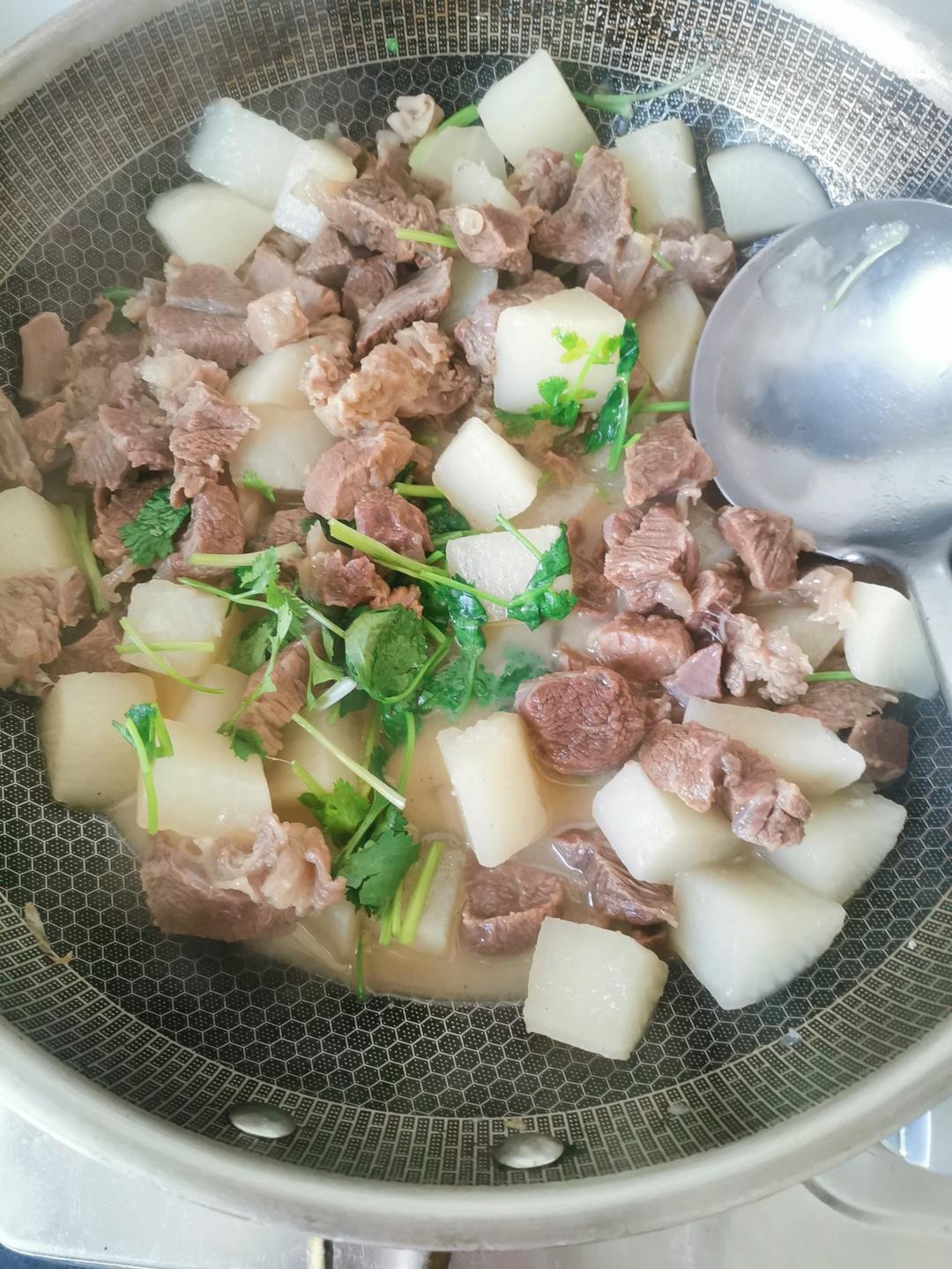 牛肉炖萝卜