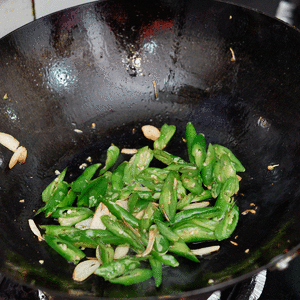 青椒炒卤豆腐干的做法 步骤2