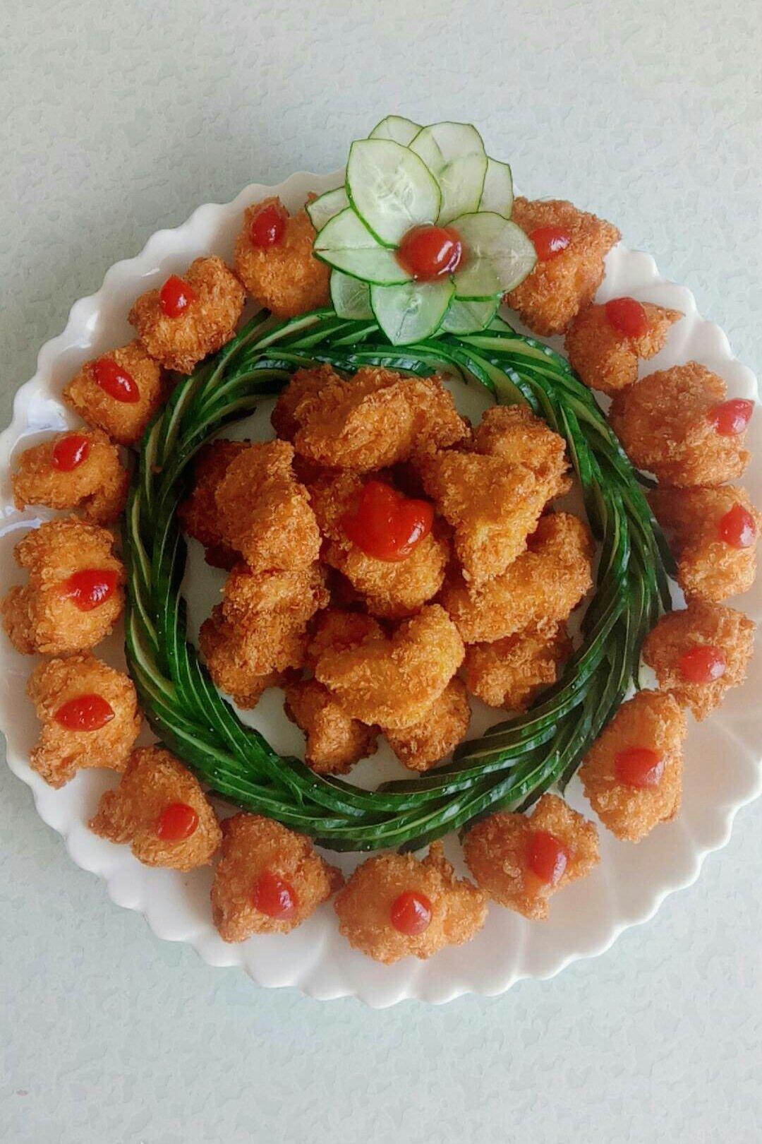 简单美丽的盘饰（1）——（不会雕刻也能做出）黄瓜拼装花