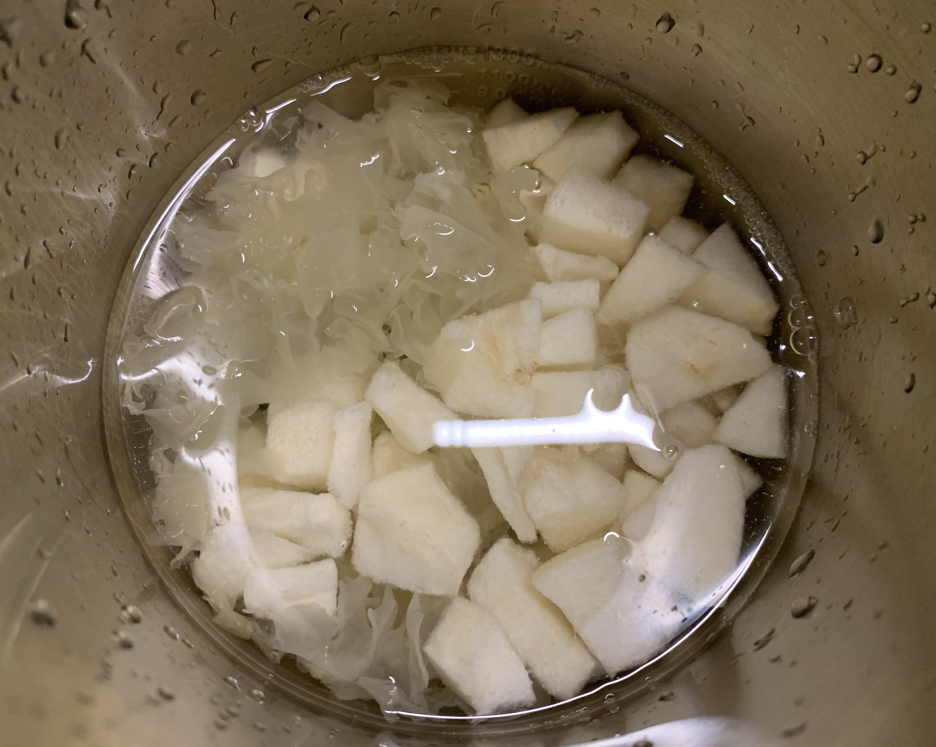 秋天的温润：冰糖银耳雪梨汁（豆浆机版）的做法 步骤4