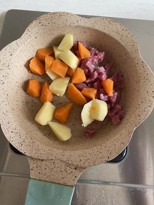 宝宝辅食🐂土豆胡萝卜牛肉焖饭的做法 步骤2