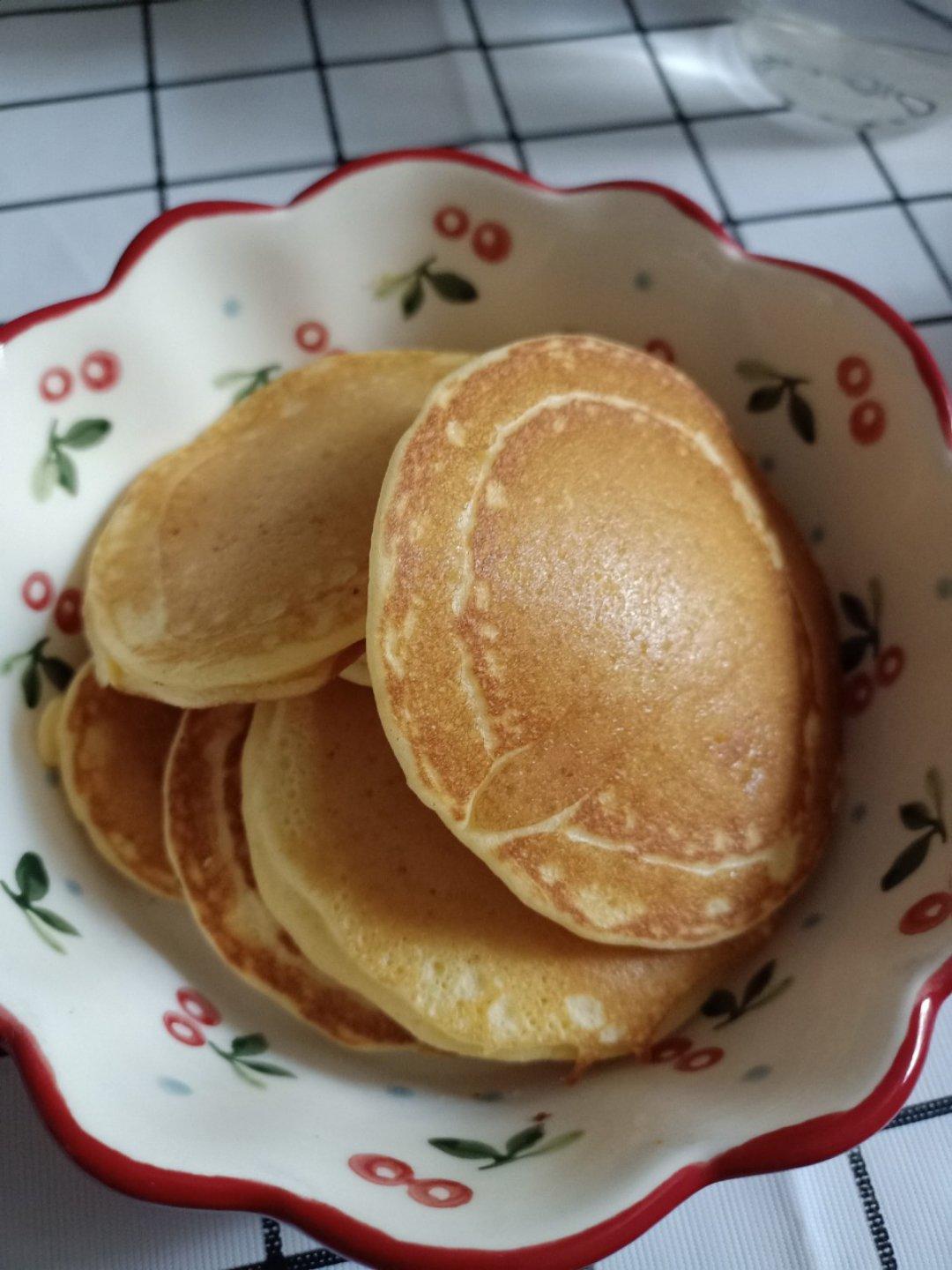 【酸奶松饼yogurt pancake】，搭上黑莓果酱和枫糖的美味。