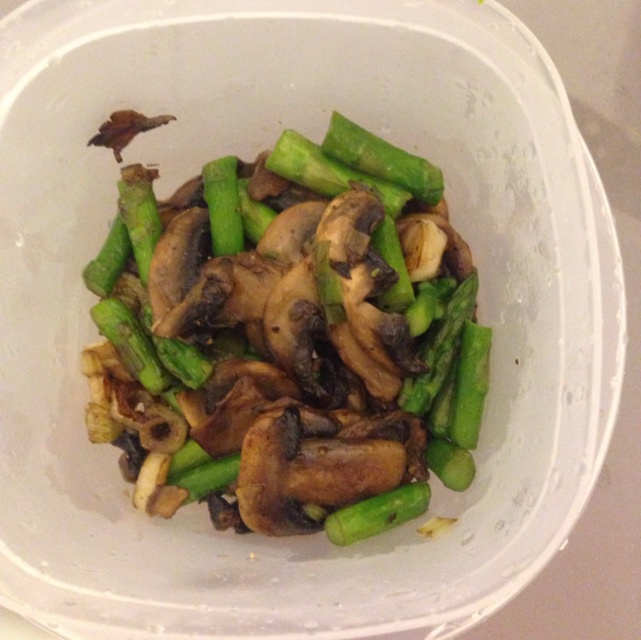 芦笋炒蘑菇
