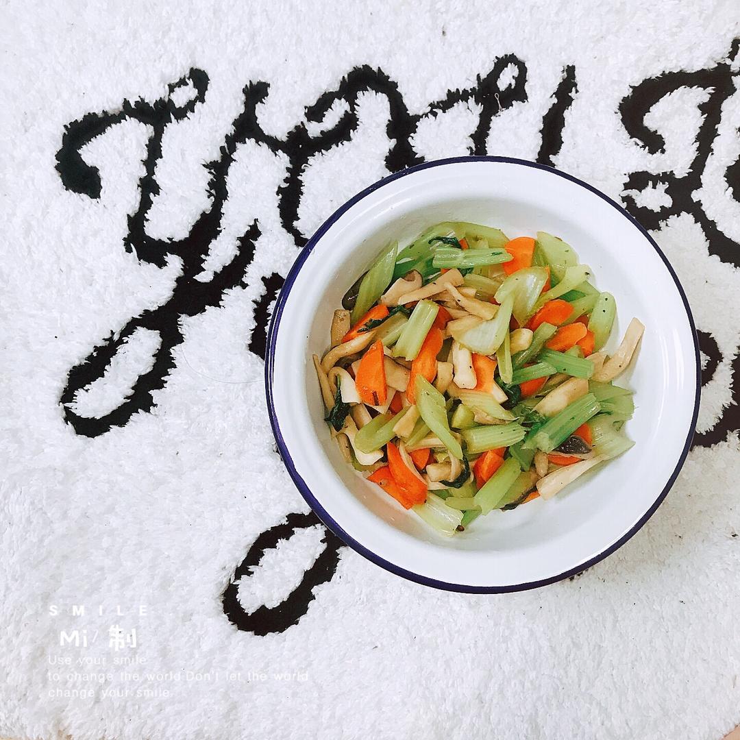 孜然风味西芹炒杏鲍菇的做法