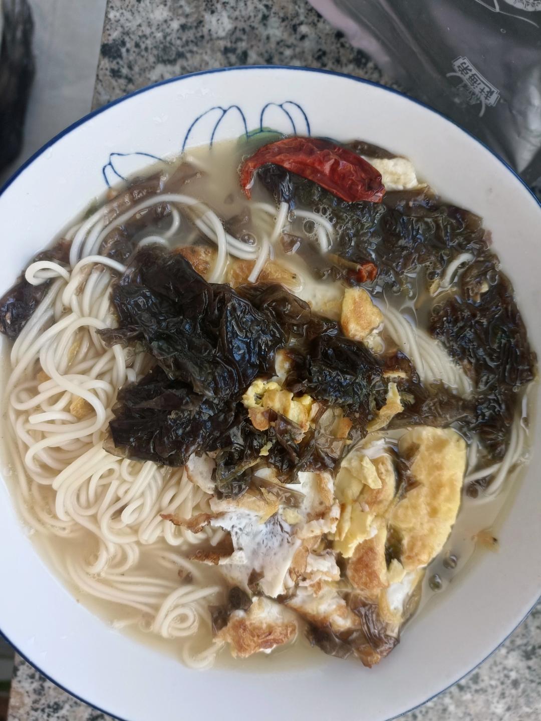 营养美味早餐-香煎荷包蛋汤面