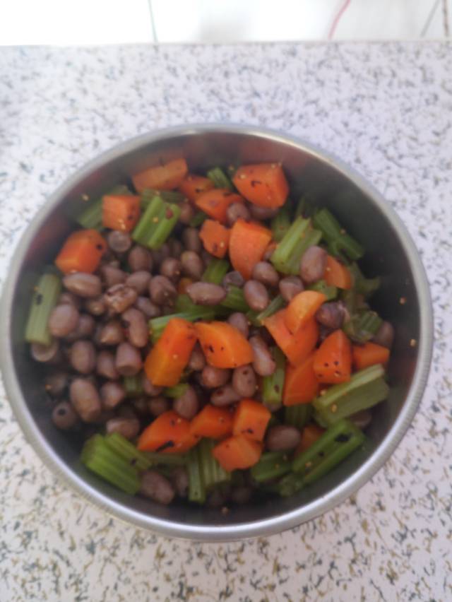 凉拌芹菜花生米胡萝卜