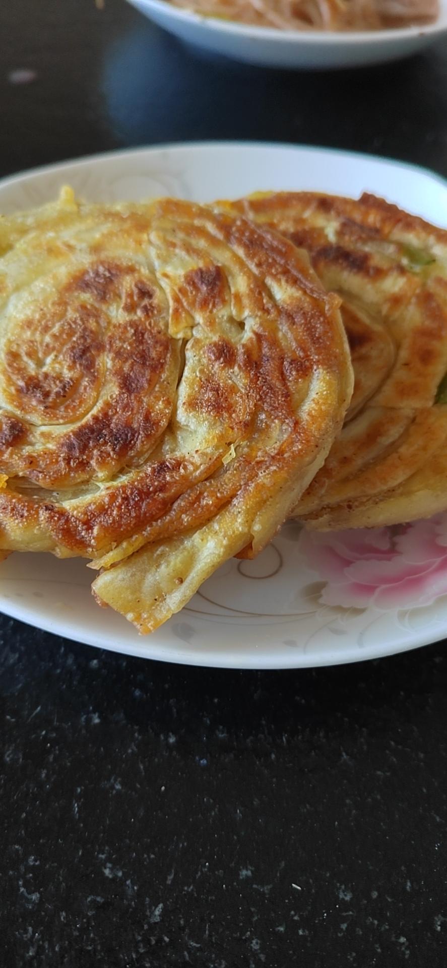 剩下的馄饨皮不要扔掉哦，可以做简易葱油饼，简单又好吃