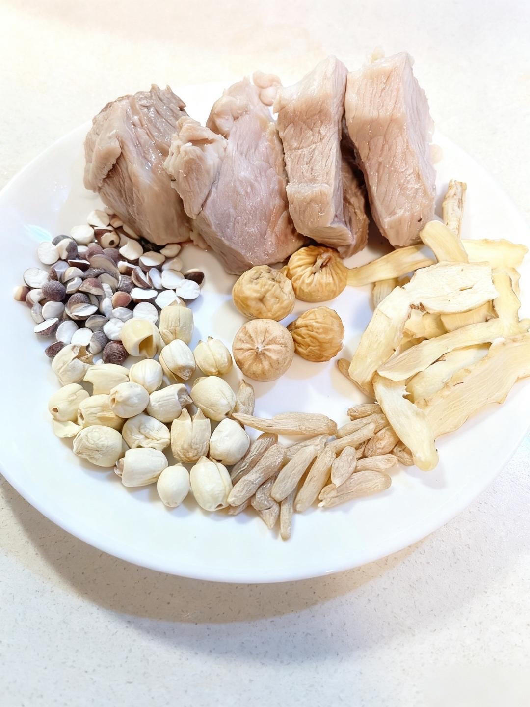 💥秋冬润燥汤｜玉竹莲子芡实瘦肉汤，暖心又养人～