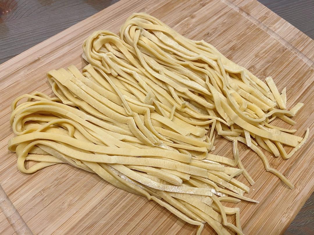 白世水做的【小高姐】手擀肉臊面 手工做出口感劲道的擀面条