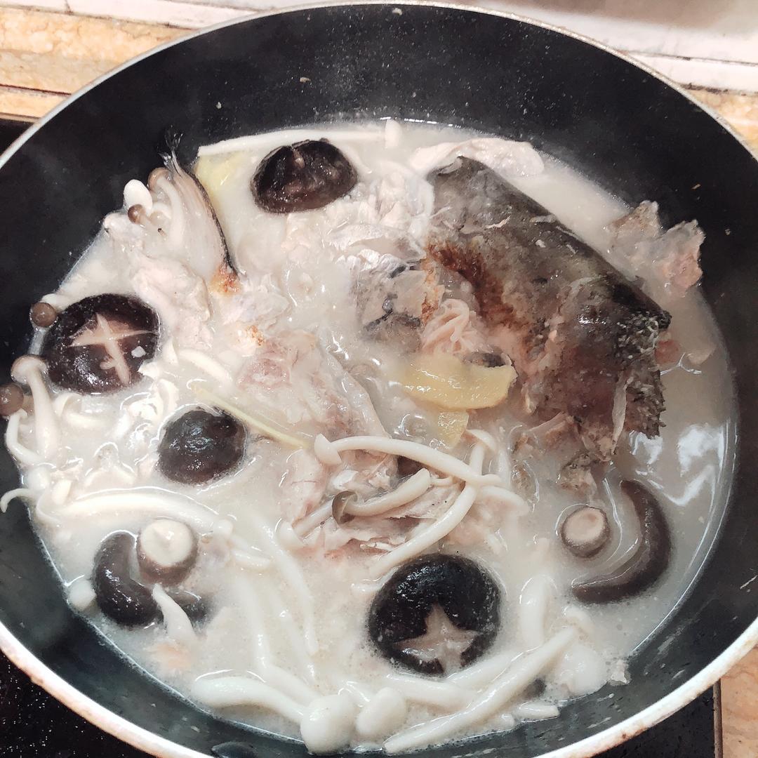三文鱼头菌菇汤