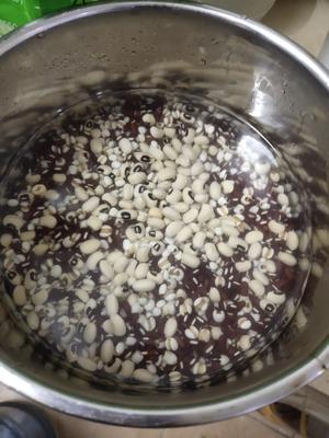 眉豆赤小豆薏米鲫鱼祛湿汤的做法 步骤1
