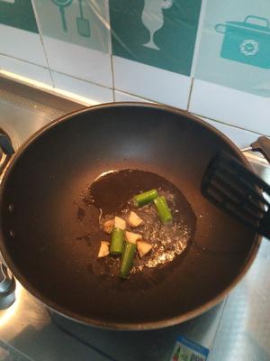 炒简单芹菜炒肉的做法 步骤2