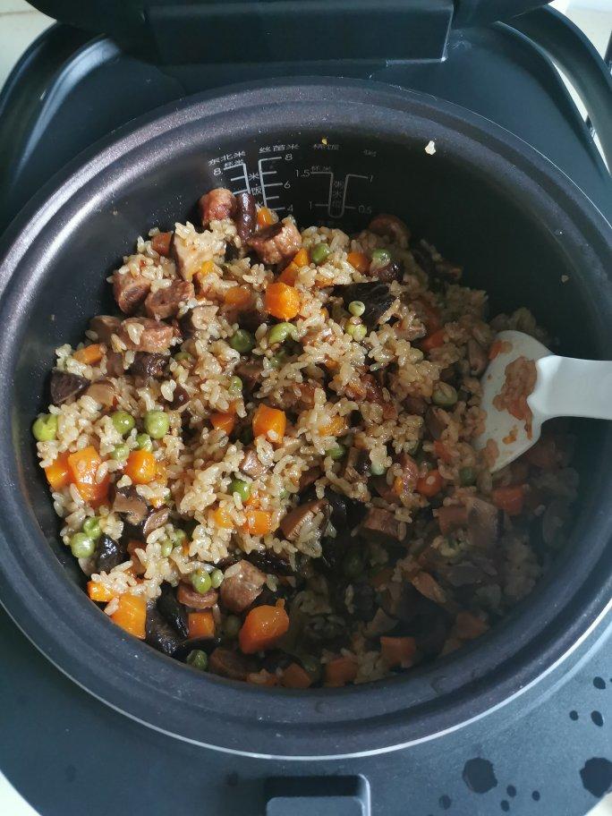 独家香菇肥牛香肠蔬菜焖饭