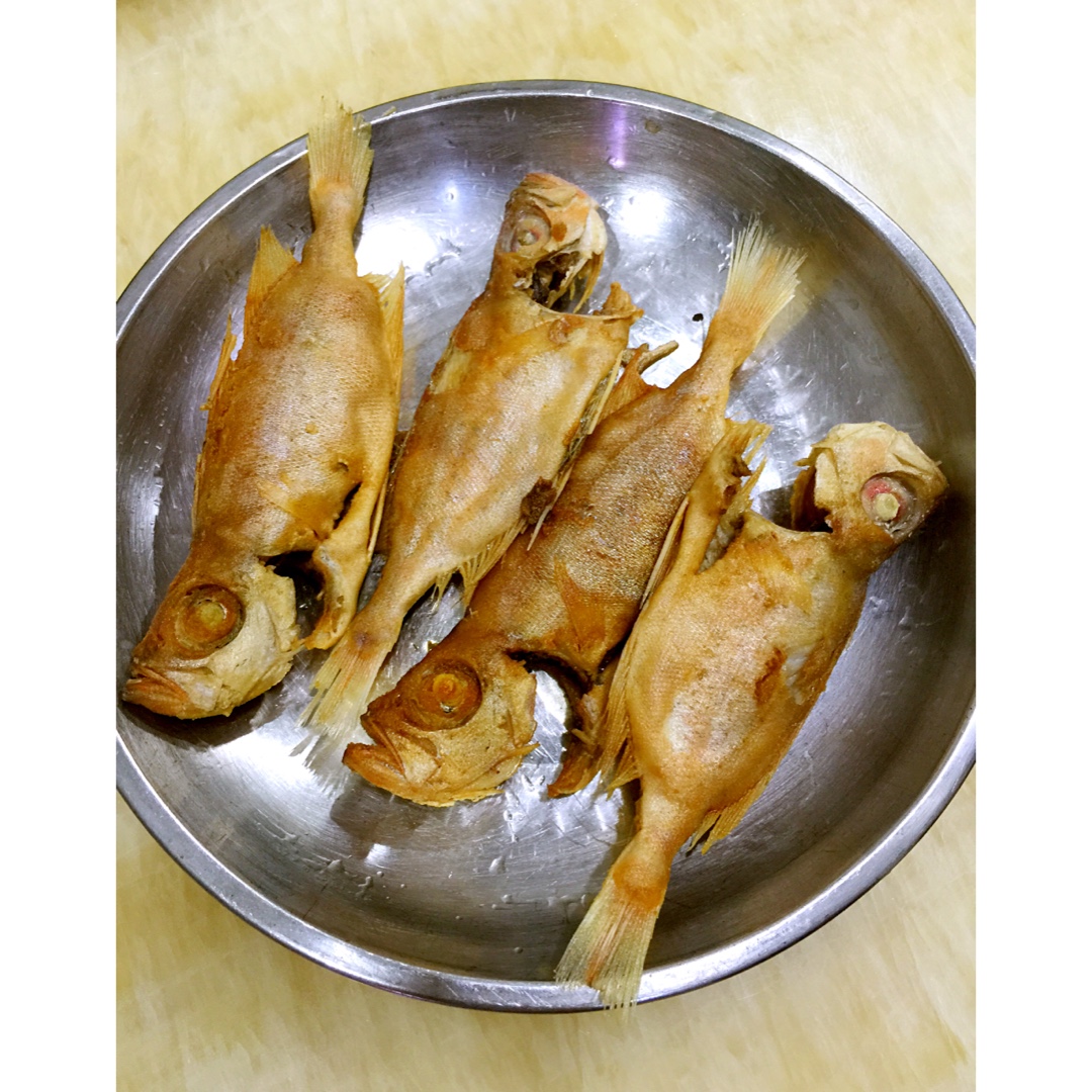 與撲仔分享作品晚餐612016年6月8日买了8条小大眼鱼,一半腌咸香煎