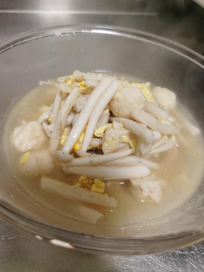 健康瘦身餐海鲜菇鸡肉丸子汤