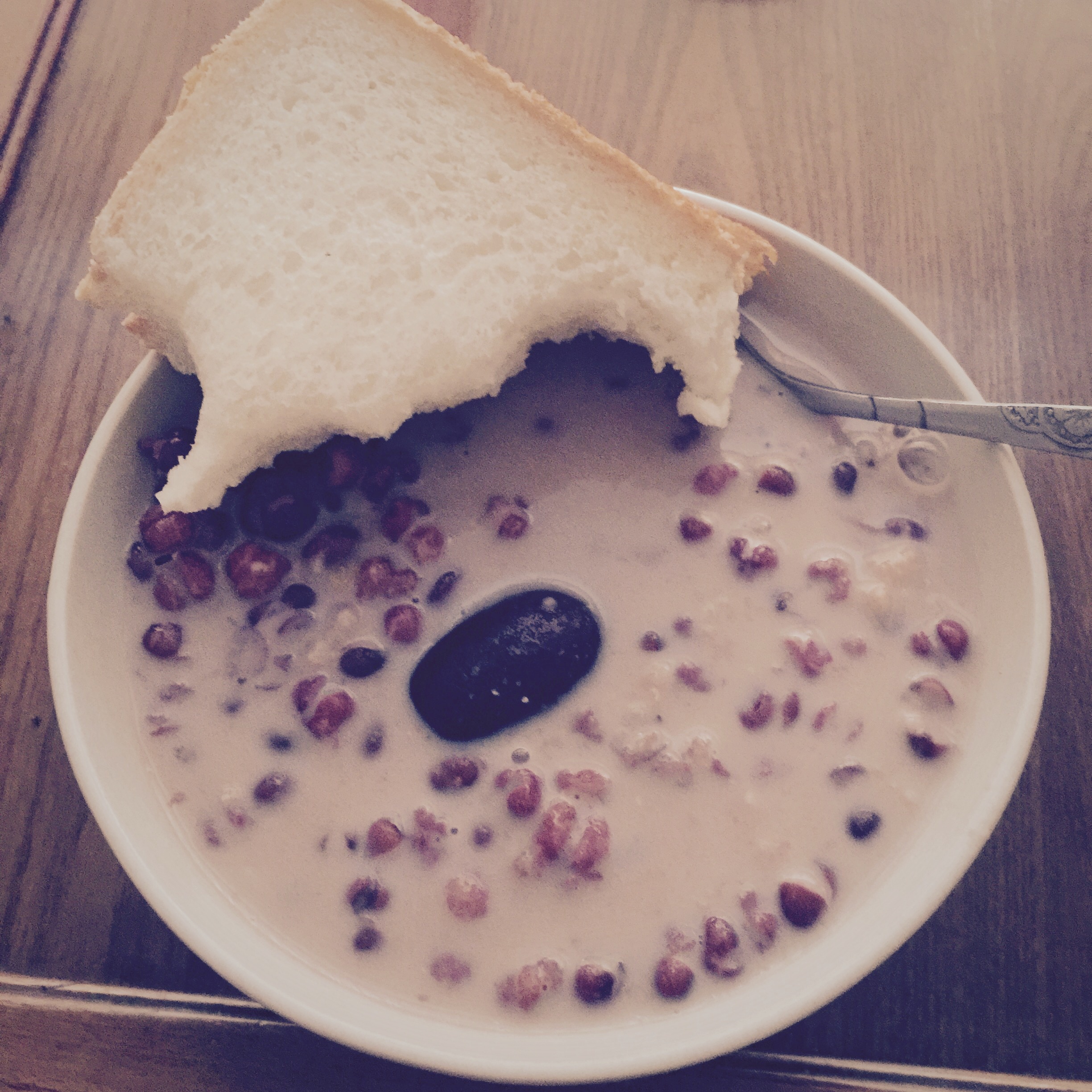 红枣红豆薏仁牛奶粥