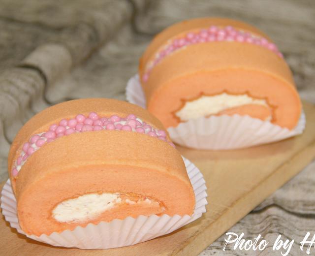 粉粉嫩嫩的草莓脆珠蛋糕卷