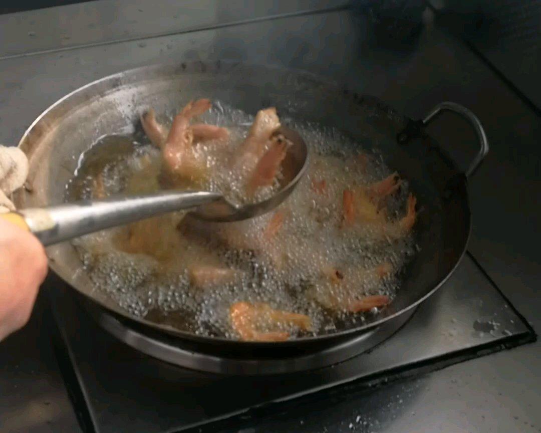 基围虾的三种做法（白灼基围虾、椒盐基围虾和油焖基围虾）的做法 步骤6