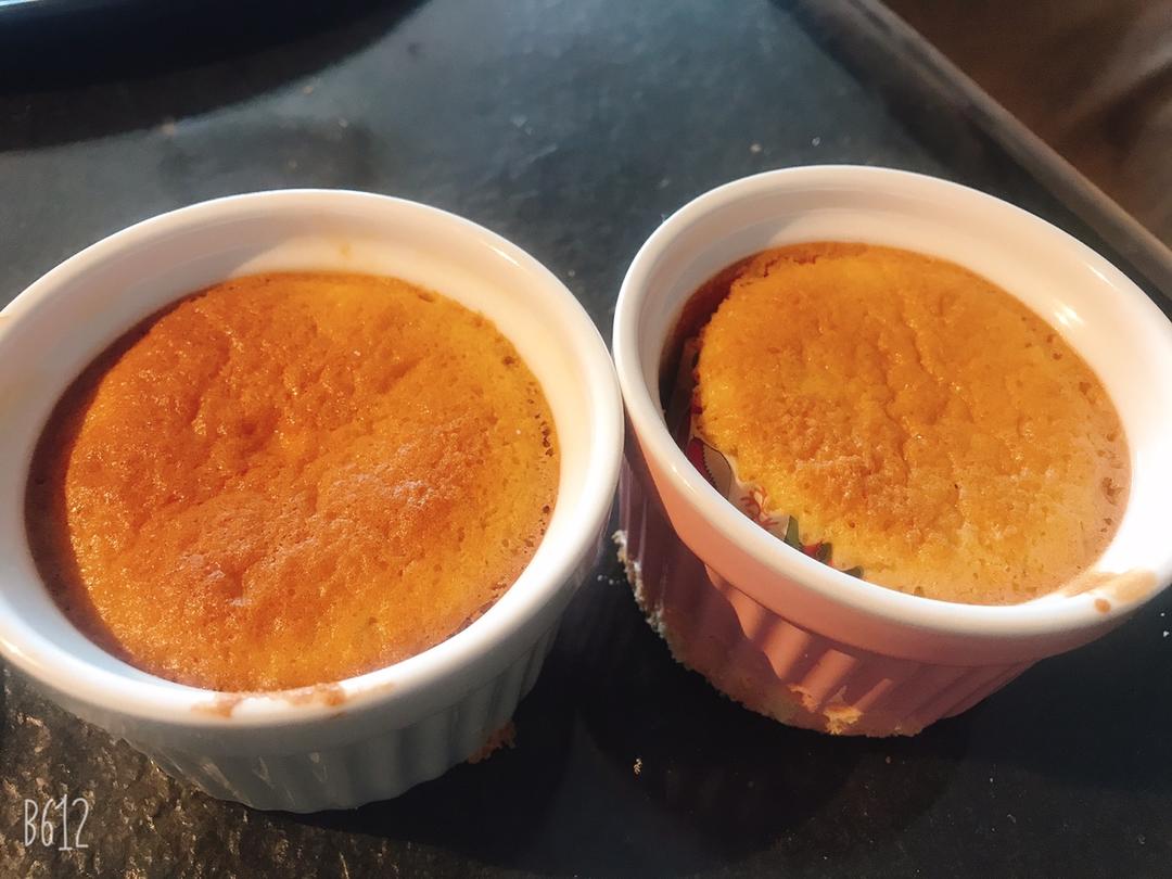 全蛋法打发原味海绵杯子蛋糕