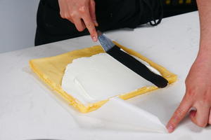 奥利奥咸奶油蛋糕卷  不一样的蛋糕卷 奥利奥夹心的用法的做法 步骤16