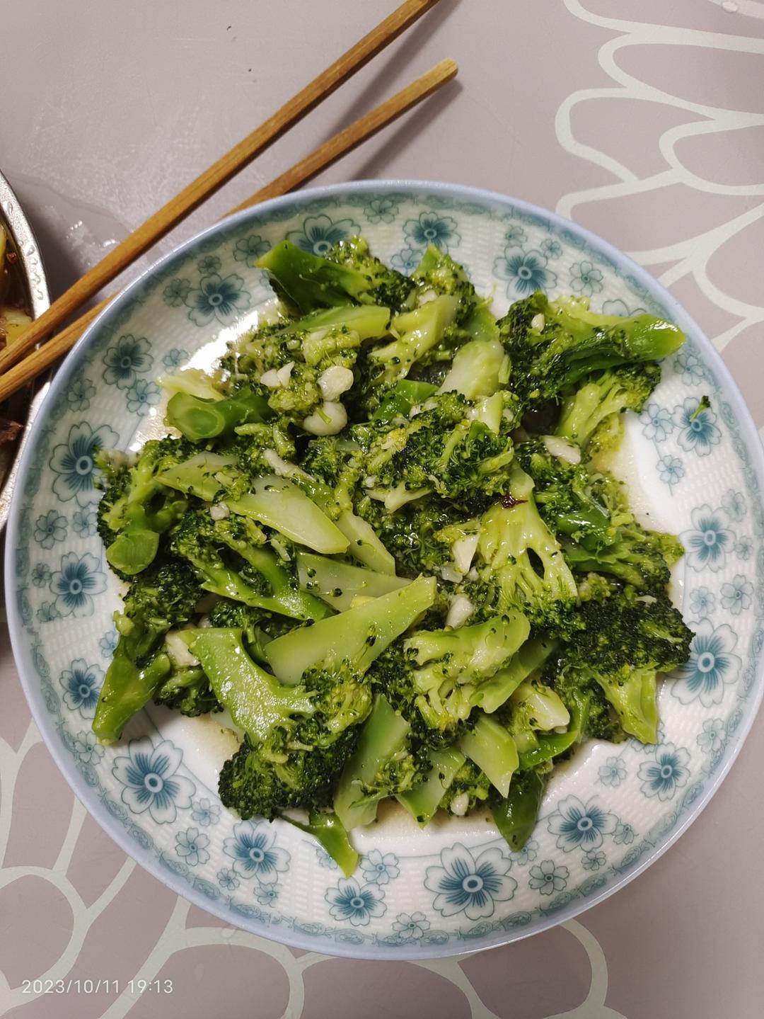 好吃到爆的耗油蒜蓉西兰花(从不修图，喜欢请关注)