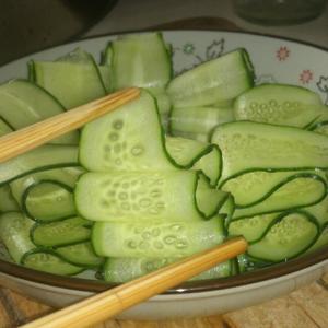 葵瓜子拌翠衣黄瓜的做法 步骤1