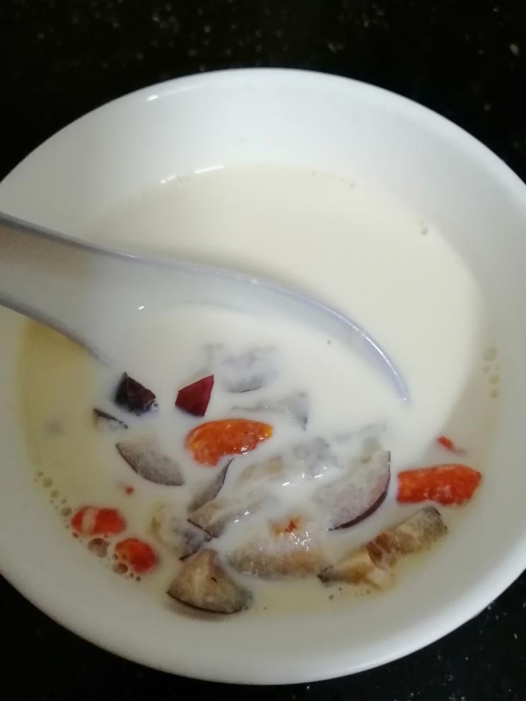 花胶红枣杞子炖纯奶的做法