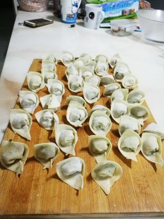 芹菜叶馅儿小馄饨
（自己擀馄饨皮儿）