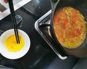 【夏日必备】番茄榨菜鸡蛋汤，五分钟快手开胃小汤，专治各种没胃口没时间的做法 步骤4
