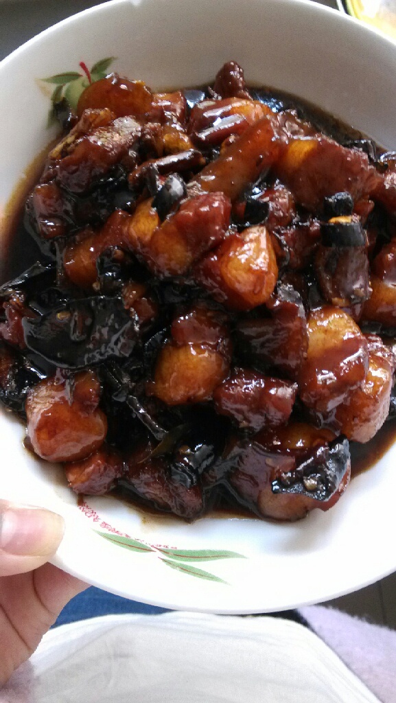 吃着碗里望着锅里的红烧肉