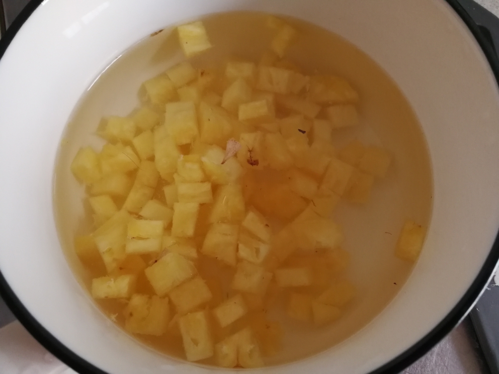 黄金菠萝炒饭的做法 步骤2