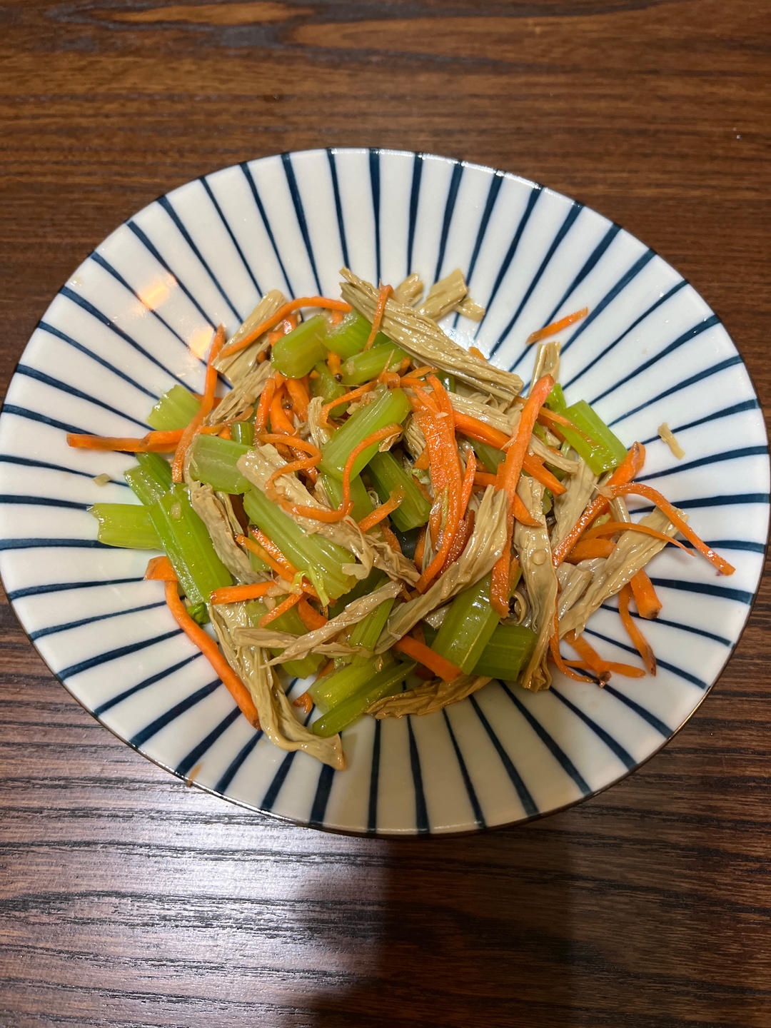 椒香凉拌西芹腐竹花生米~~