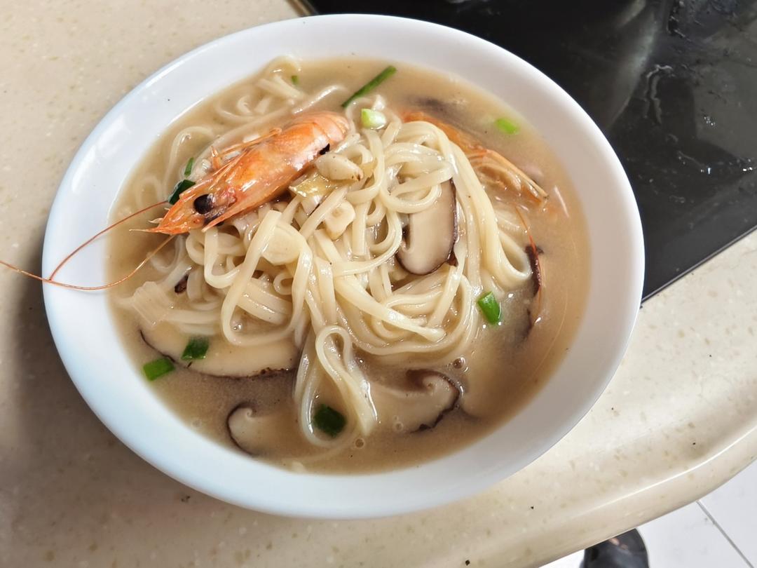 特鲜的香菇汤面