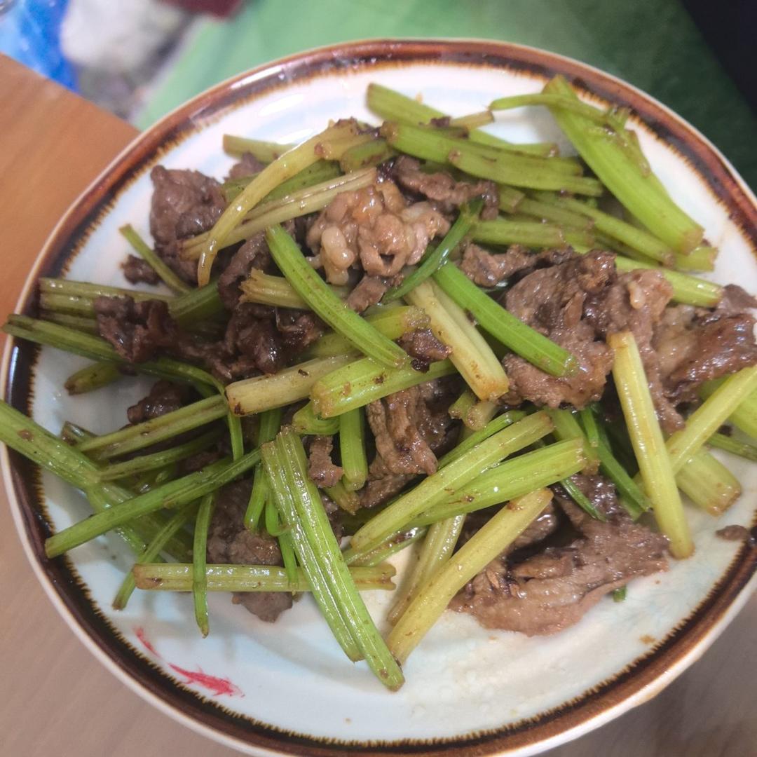 下饭神器又来了，试试这道芹菜炒牛肉！！