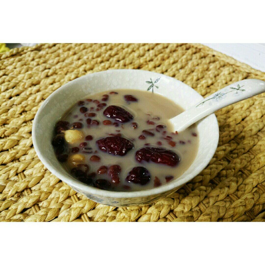 红枣红豆薏仁牛奶粥