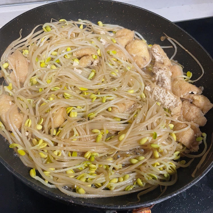 黄豆芽炒油豆腐