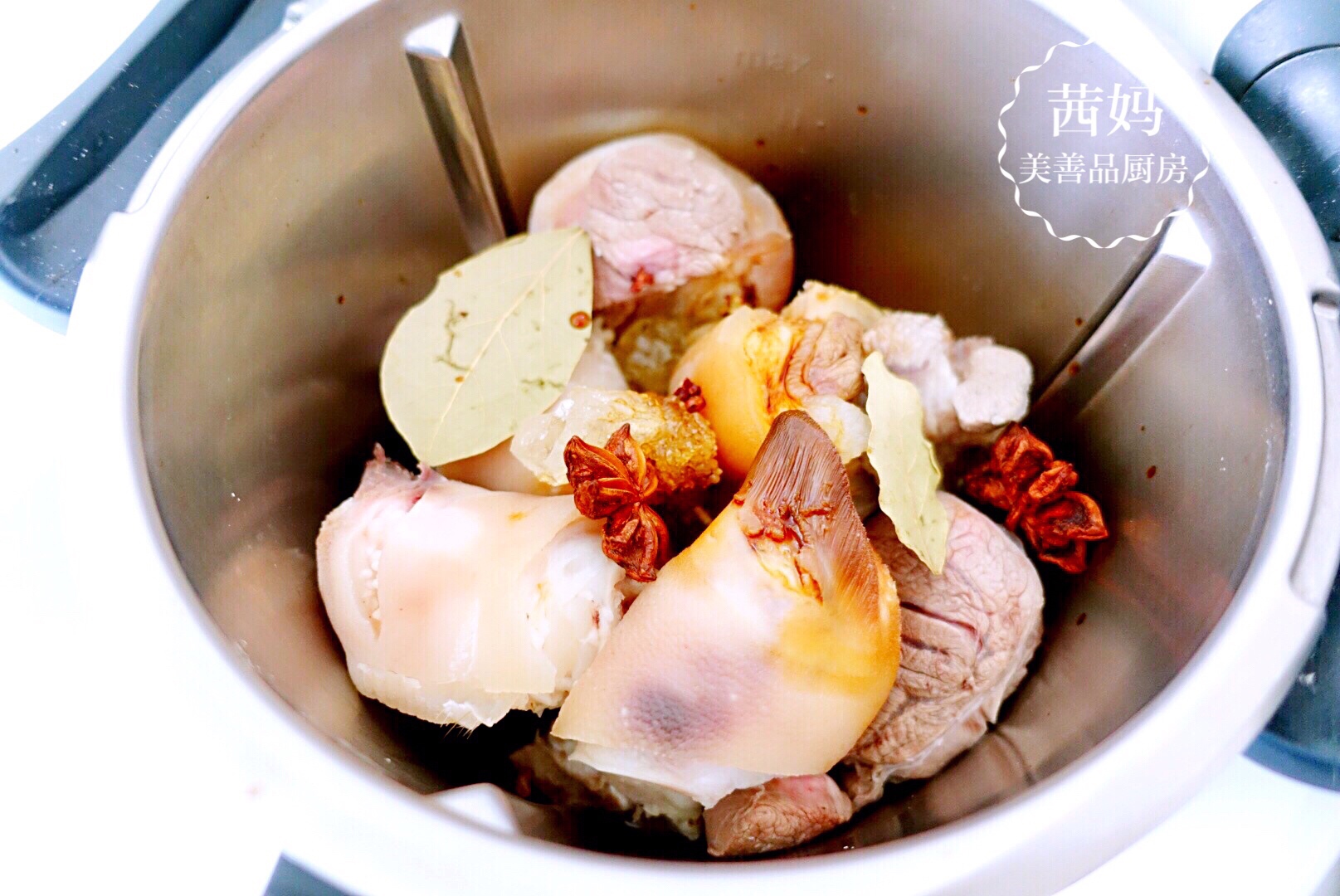 一锅三菜：红烧猪脚+蒜蓉粉丝蒸虾+蒜蓉茄子的做法 步骤2