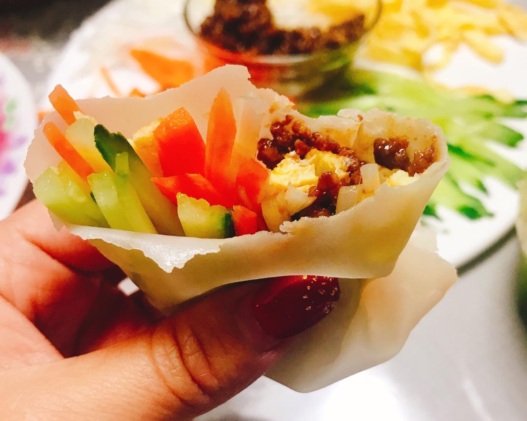 简单好做又好吃的春饼（饺子皮版）的做法