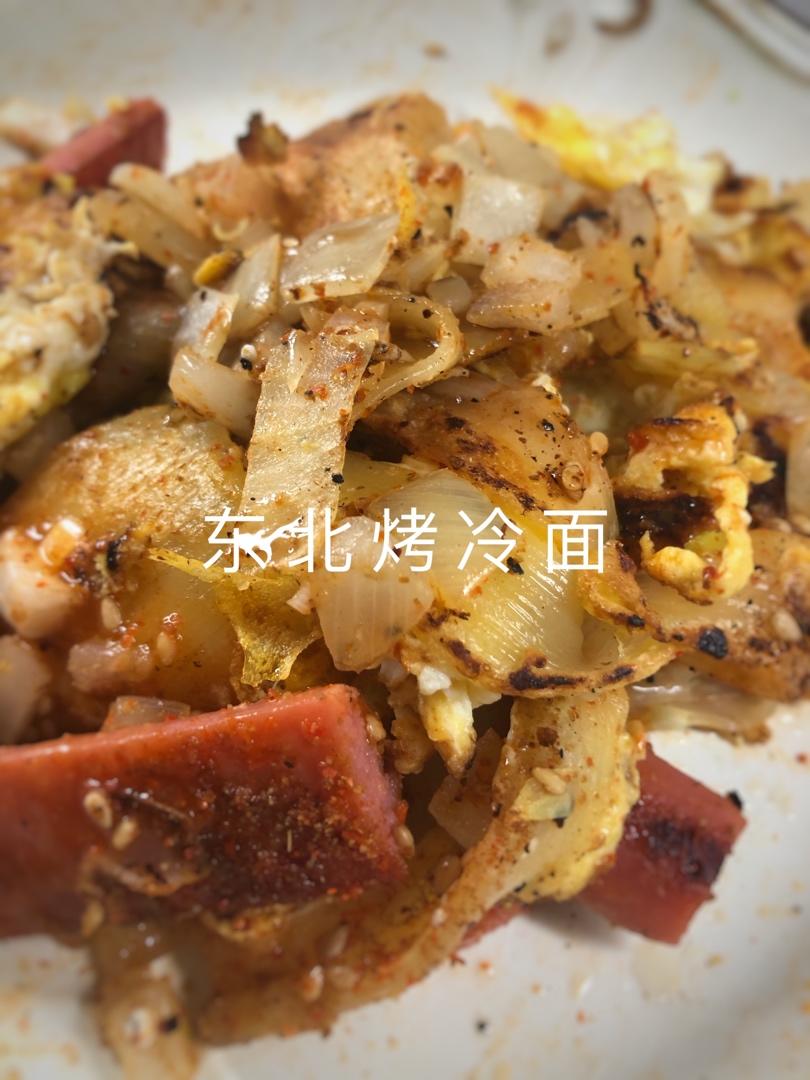 【东北烤冷面】热乎乎的烤冷面，8元吃饱真划算！