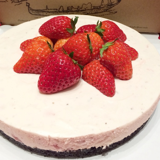 草莓果粒冻芝士蛋糕