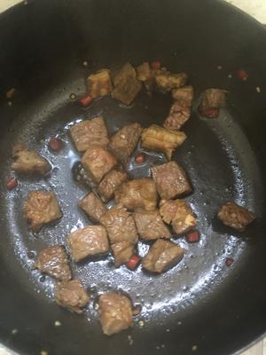 红酒萝卜毛芋头炖牛腩泡饭的做法 步骤4