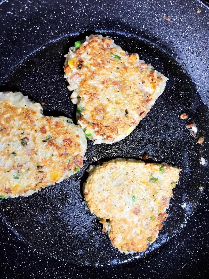 米饭蛋饼（剩米饭煎蛋饼）