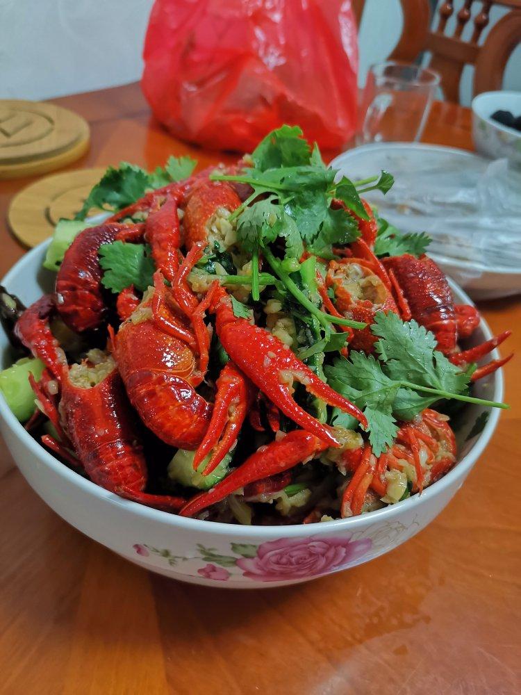 好吃到舔盘子的小龙虾（蒜蓉和香辣）