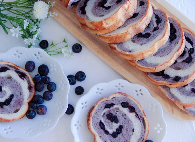 双色蓝莓面包卷