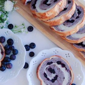 双色蓝莓面包卷
