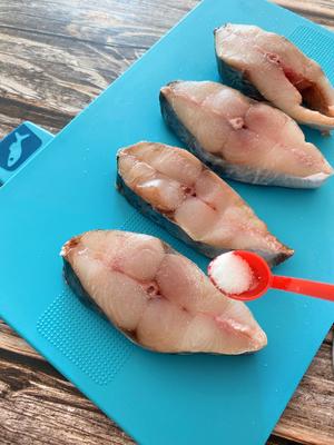 🐟《马鲛鱼、鲅鱼料理》干煎盐渍正马鲛🐟咸香鲜的米饭杀手🍚的做法 步骤2