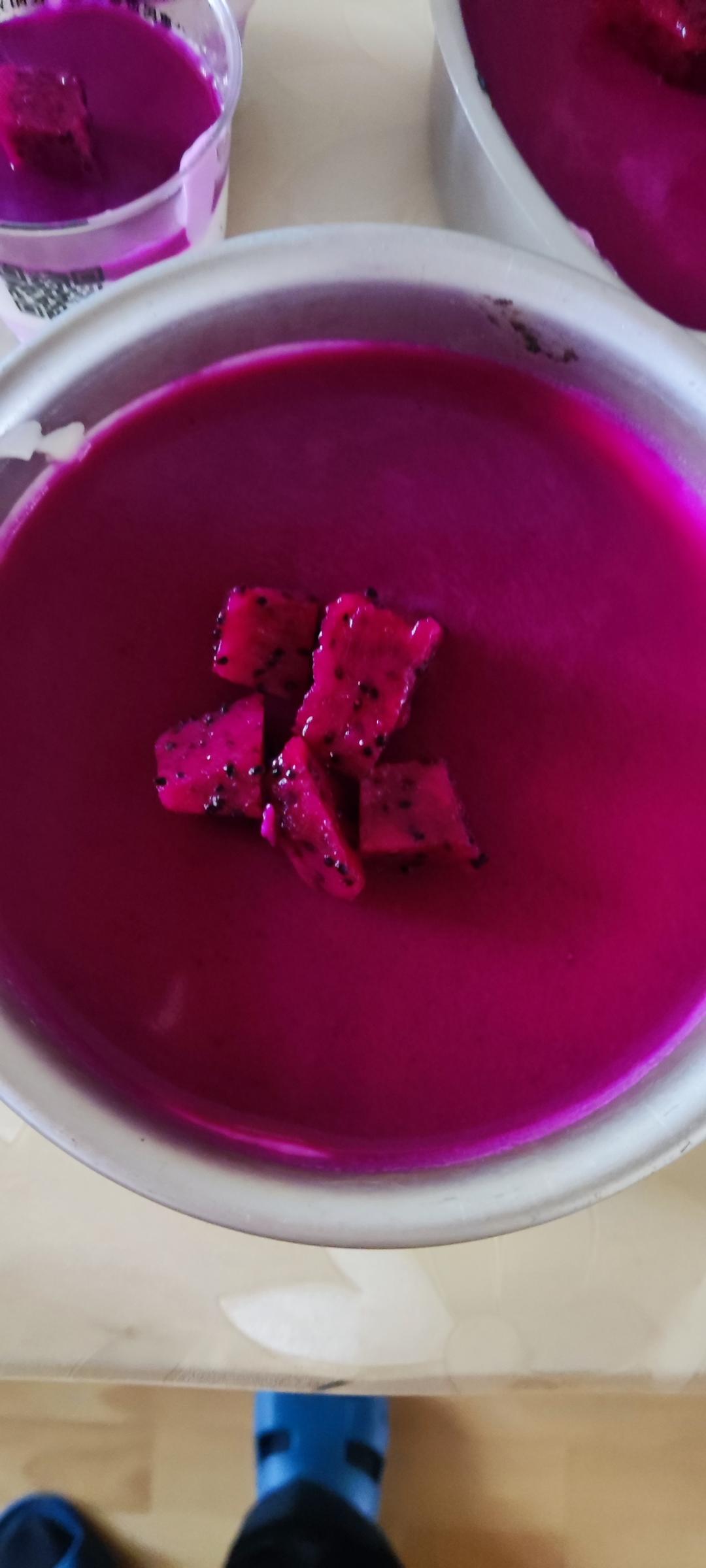 八寸火龙果慕斯蛋糕